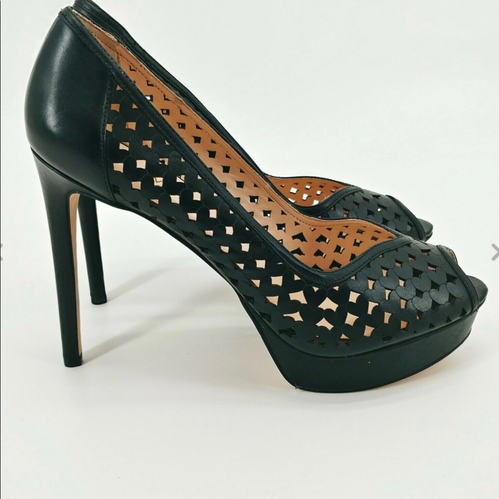 ISO! Looking to buy. Size 5 or 5.5